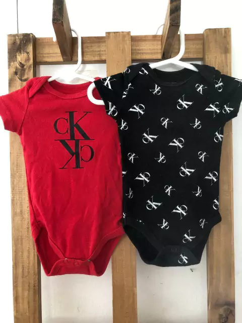 0/3M | SET- Dos bodys MC rojo y negro. CALVIN KLEIN. 0/3 meses.