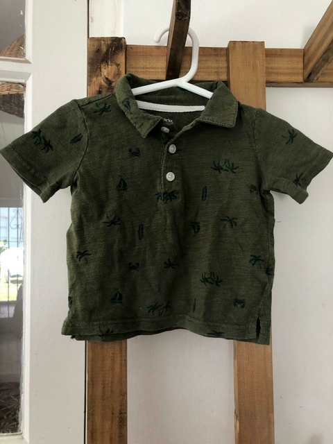 12M | Outlet. Remera MC verde con palmeras y cuellito. CARTERS. 12 meses.