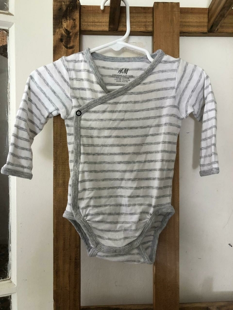3M | Body ML cruzado gris y blanco a rayas. HYM. 3 meses.