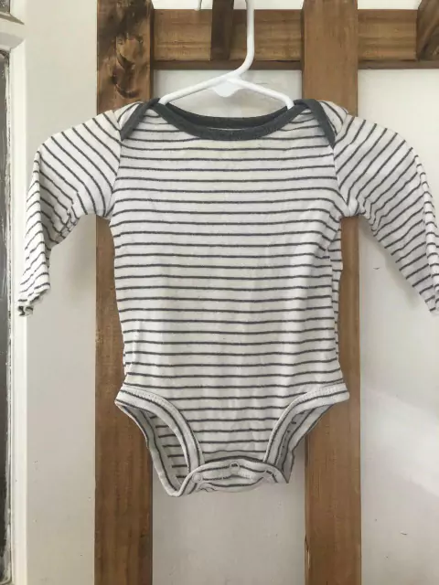 Body ML blanco y gris a rayas. CARTERS. 3 meses.