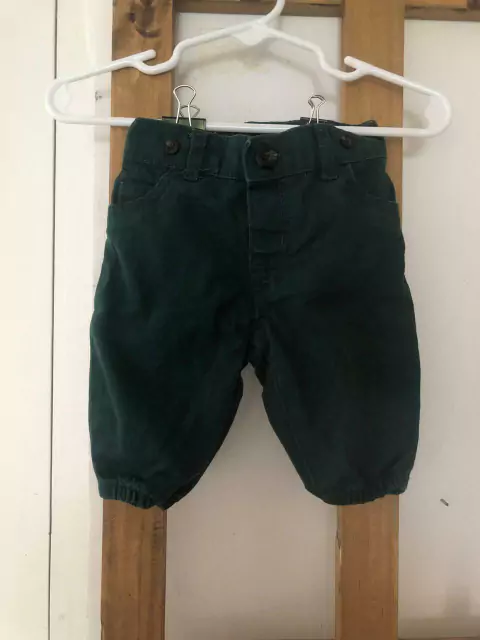 Pantalón verde botella con elástico y puños. CARTERS. 3 meses.
