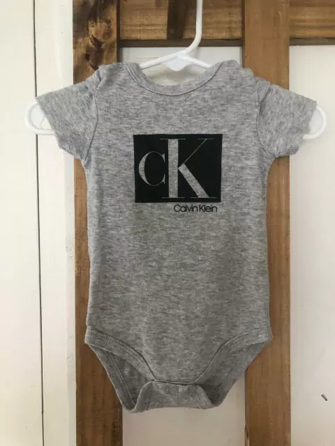 0/3M | Body MC gris. CALVIN KLEIN. 0/3 meses.