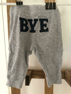 Pantalón de algodón gris con BYE atrás. CARTERS. 3 meses. - comprar online