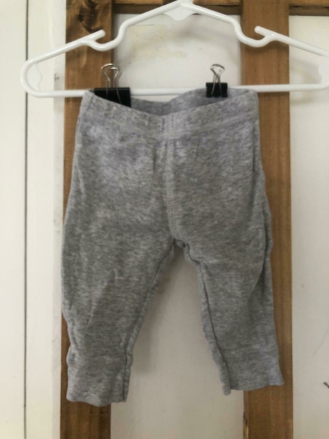 Pantalón de algodón gris con BYE atrás. CARTERS. 3 meses.