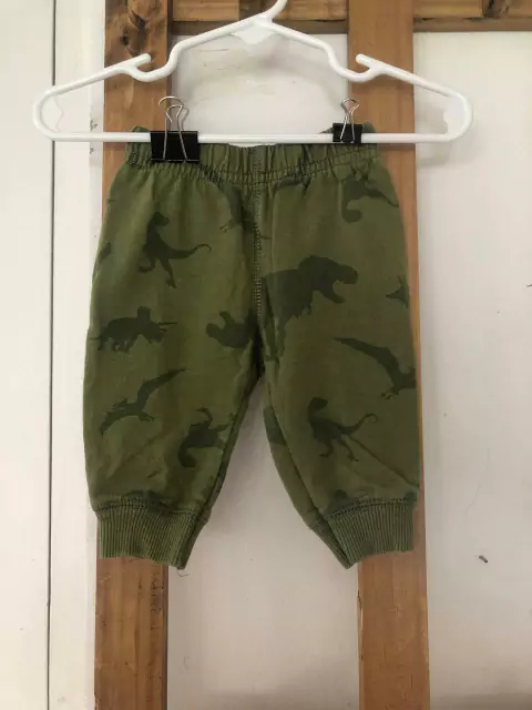 Pantalón de algodón verde con dinos. CARTERS. 3 meses.