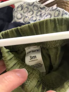 Pantalón de algodón verde con dinos. CARTERS. 3 meses. - comprar online