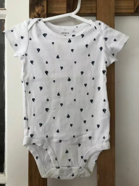 Outlet- Body MC blanco con barcos. CARTERS. 9 meses.