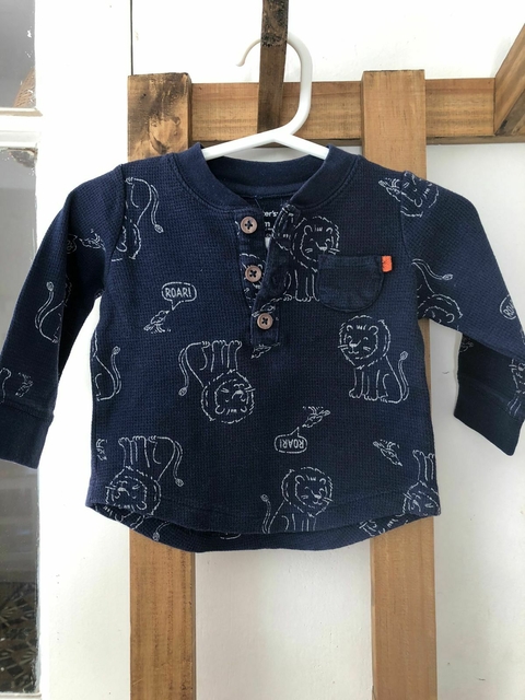 Remera ML azul con leones. y botones. CARTERS. 9 meses.