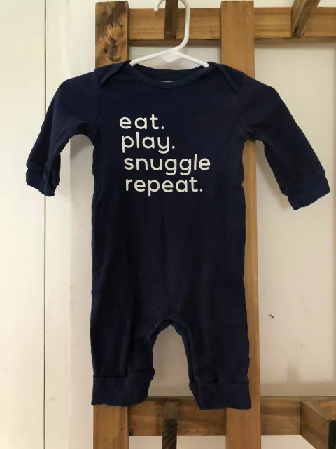 Enterito de algodón azul con inscripción en blanco. CARTERS. 3 meses.