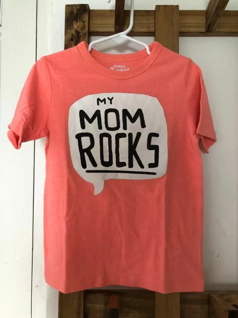 Remera MC salmón "My mom rocks". OSHKOSH. Talle 5 años.