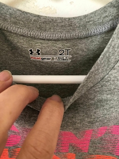 2A | Remera MC gris con inscripción. UNDER ARMOUR. Talle 2 años- - comprar online