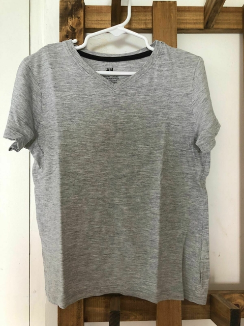 6/8A | Remera gris MC escote en V. HYM. Talle 6/8 años.