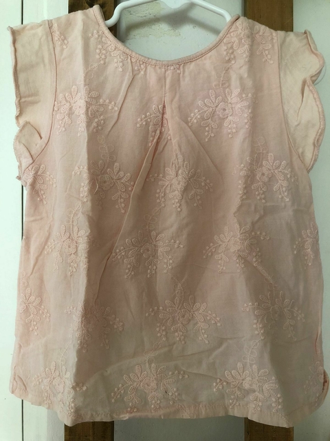 Blusa rosa con bordado de flores y volados en manga. ZARA. 3/4 años.