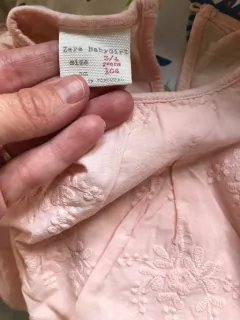 Blusa rosa con bordado de flores y volados en manga. ZARA. 3/4 años. en internet