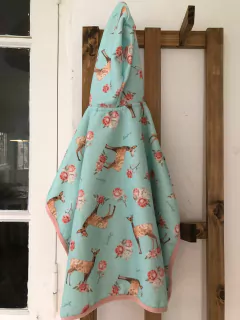 Ponchito toalla celeste con siervos. Madre e Hija. Talle 4. de 2 a 4 años aprox. - Lo Canto • Moda Circular