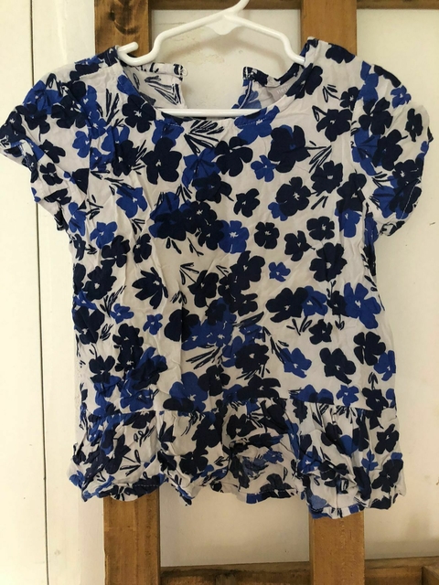 Blusa con flores azules. HERING. Talle 4 años.