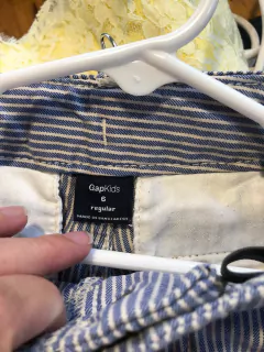 Bermuda con bolsillos laterales rayada celeste y blanca. GAP. 6 AÑOS. - comprar online