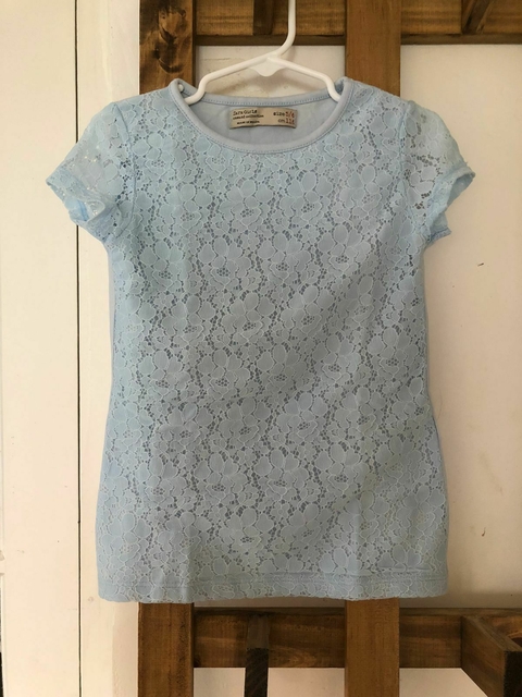 Remera celeste con encaje de flores. ZARA. 5/6 años.
