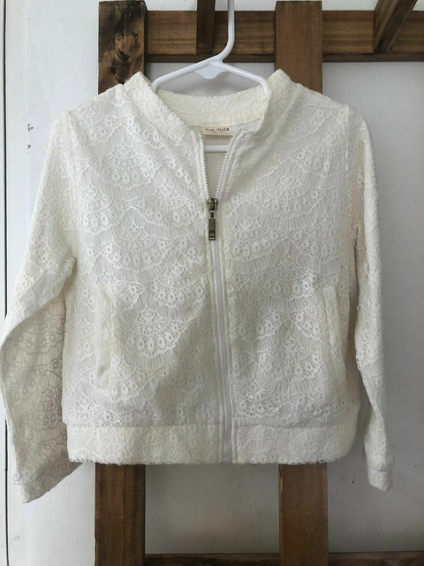 Outlet- Campera con encaje blanca. ZARA. 5 años.