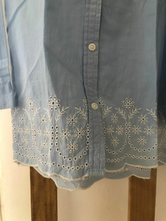 Camisa celeste ML finita con calado blanco abajo. GAP. 4/5 años. en internet