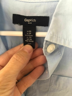 Camisa celeste ML finita con calado blanco abajo. GAP. 4/5 años. - comprar online