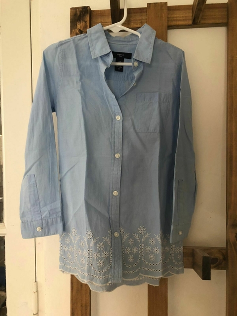 Camisa celeste ML finita con calado blanco abajo. GAP. 4/5 años.