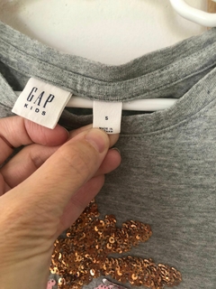 Remera MC gris con frutillas de lentejuelas que se dan vuelta. GAP. 6 años. - comprar online