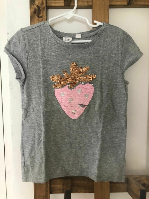 Remera MC gris con frutillas de lentejuelas que se dan vuelta. GAP. 6 años.