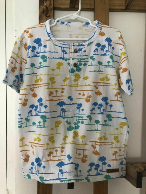 Remera blanca con palmeras de colores. Talle 8 años.