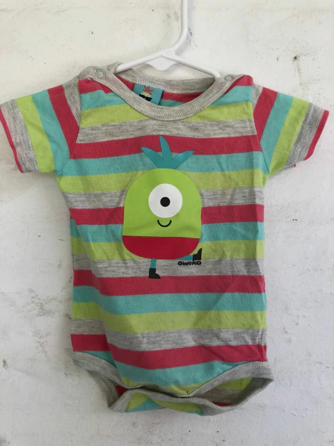 3M | Body MC a rayas verde, celeste y rosa. OWOKO. Talle 1 de la marca que es 3 meses.
