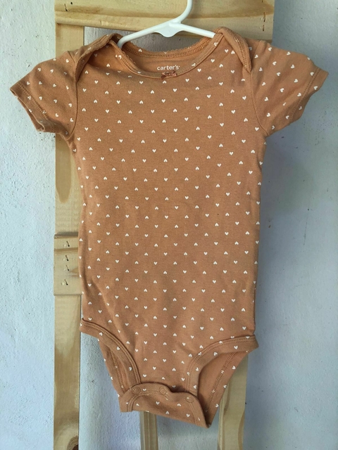 Body MC dulce de leche con corazones. CARTERS. 12 meses.
