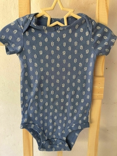 Body MC celeste con ramitas blancas. CARTERS. 12 meses. - comprar online