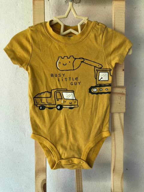 Body MC mostaza con camiones y grúas. CARTERS. 12 meses.