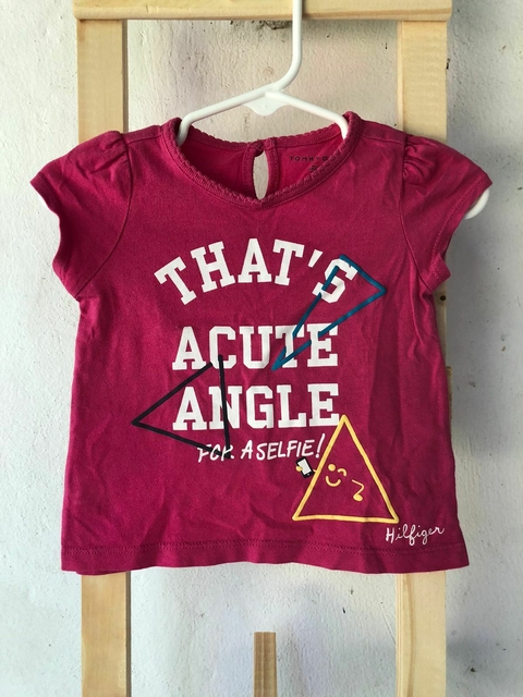 9/12M | Remera MC rosa con inscripción. TOMMY. Talle 12 meses. Parece más 9 meses.