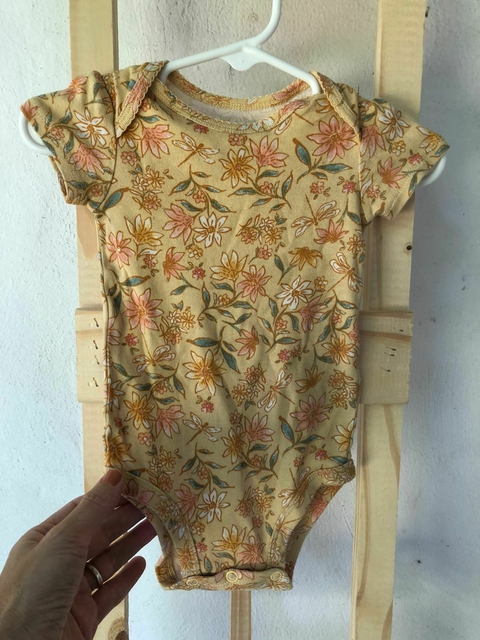 6M | Body MC amarillo con flores. CARTERS. 6 meses.
