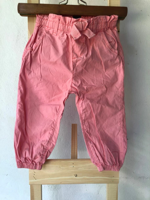Pantalón rosa finito con puño y moño. GAP. 12/18 meses.