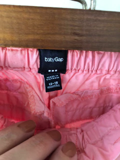 Pantalón rosa finito con puño y moño. GAP. 12/18 meses. - comprar online
