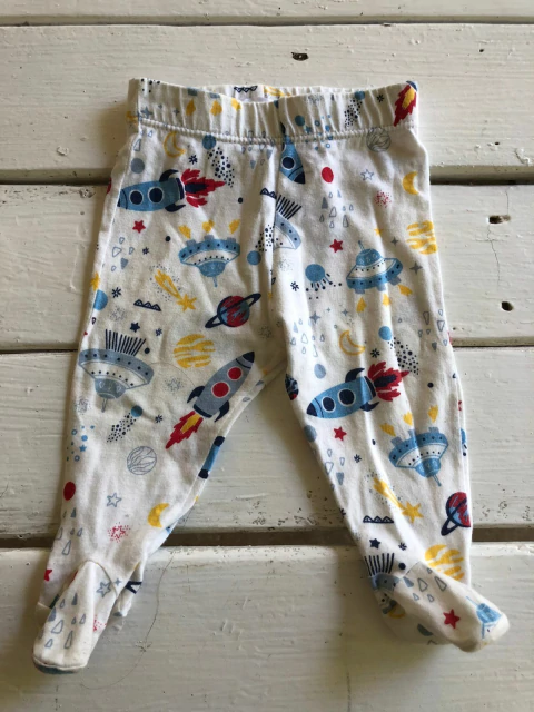 1M | Pantalón, ranita, blanco de algodón con cohetes. CHEEKY. Talle XS. 1 mes.