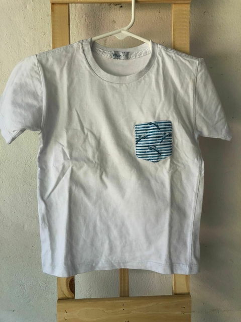 Remera MC con bolsillo con delfines. Talle 4 años. Como nueva.