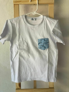 Remera MC con bolsillo con delfines. Talle 4 años. Como nueva. - comprar online