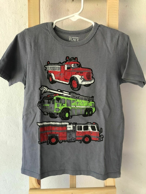 Remera gris MC con camiones. The Childrens Place. Talle 4 años.