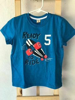 Remera celeste con skate. CHEEKY. Talle 3 años. Como nueva.