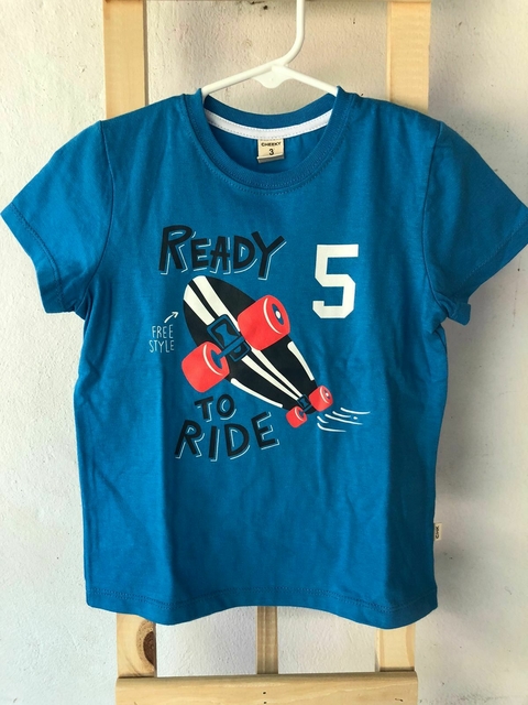Remera celeste con skate. CHEEKY. Talle 3 años. Como nueva.