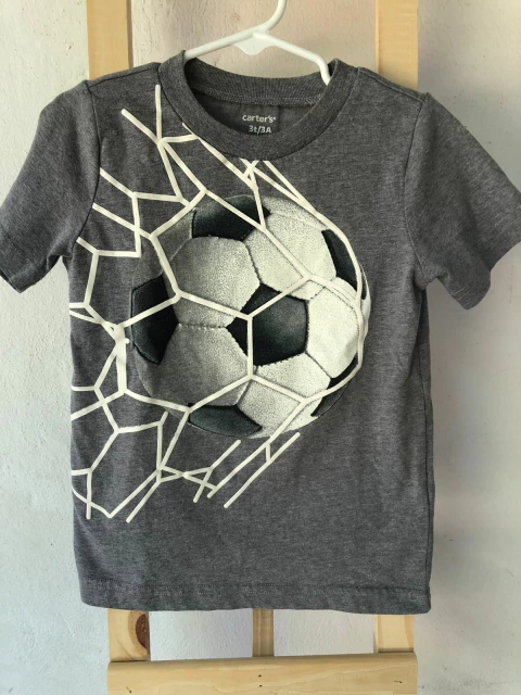 Remera gris MC con pelota. CARTERS. 3 años.