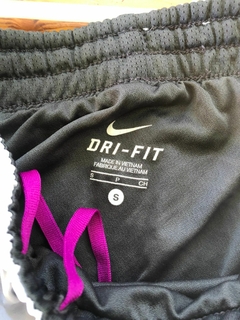 Short deportivo gris con lila. NKE. Talle S. - comprar online