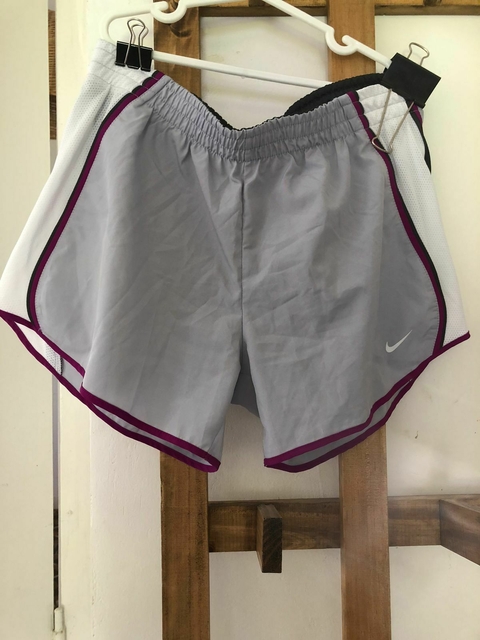 Short deportivo gris con lila. NKE. Talle S.