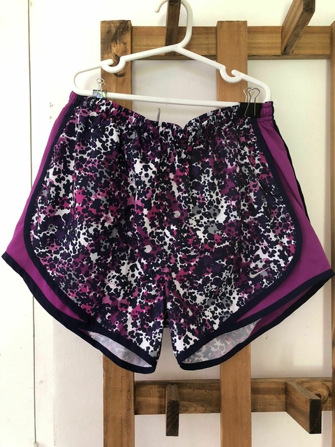 Short deportivo estampado violeta. NIKE. Talle S.