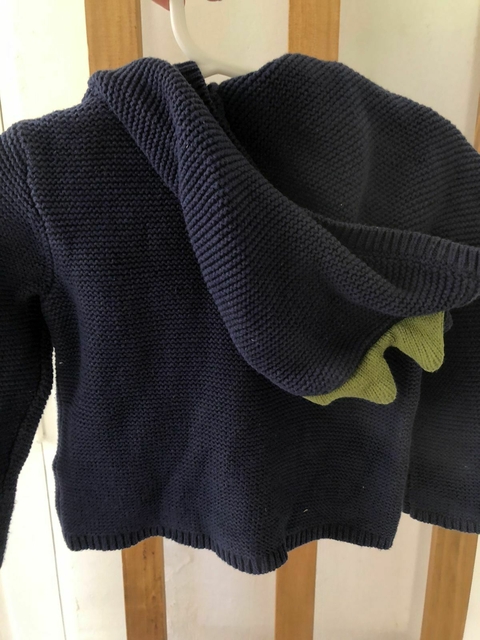 Sweater de hilo con capucha y botones. CARTERS. 18 meses.