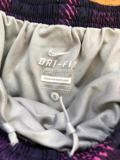 Short deportivo en tonos violetas. NIKE. Talle S de adulto. Tiene 33 cm sin estirar de cintura (frente). - comprar online