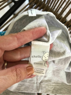 12M | Remera gris con manguitas voladitos y corazón. CHETO. 12 meses. - comprar online